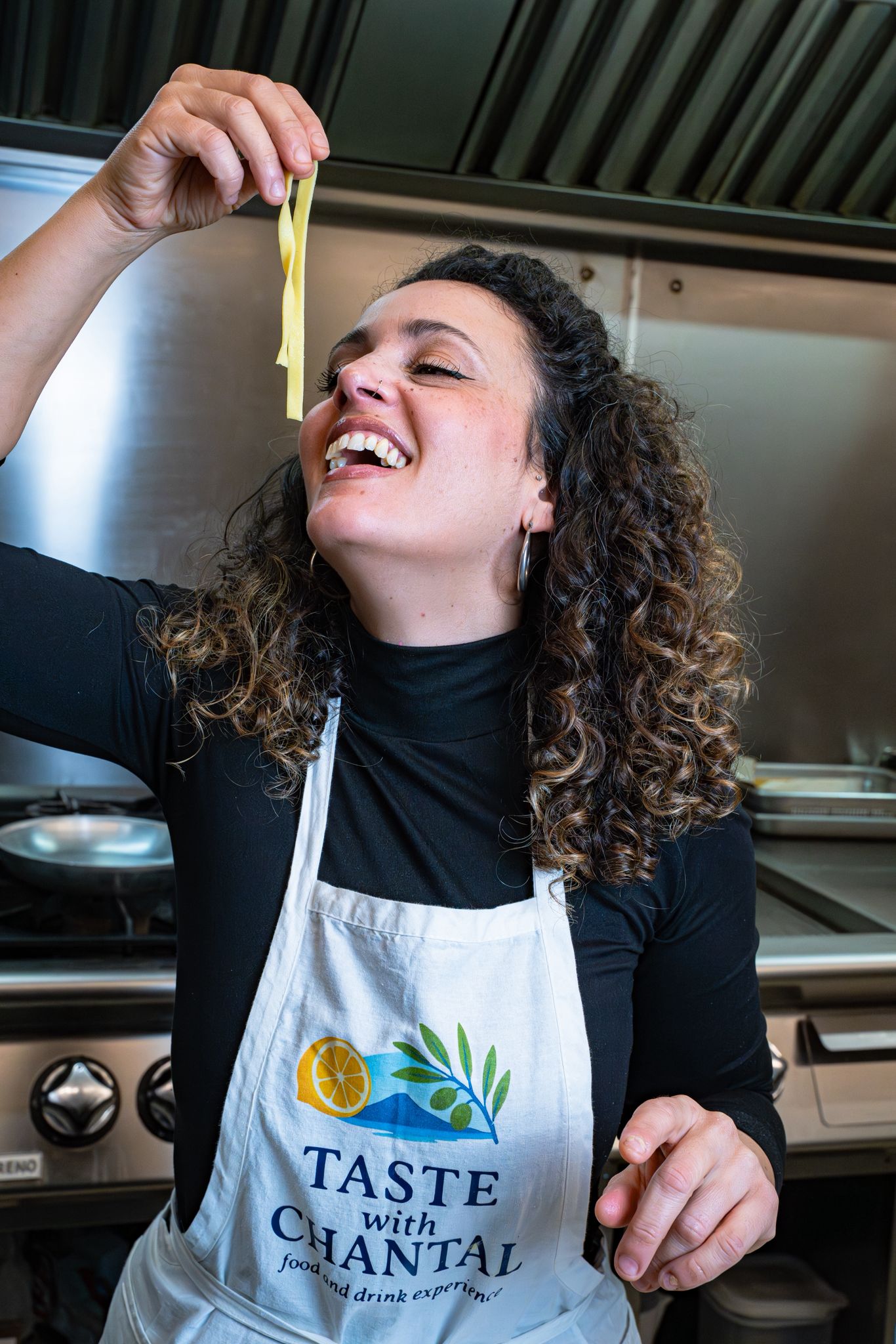 Chantal durante una cooking class